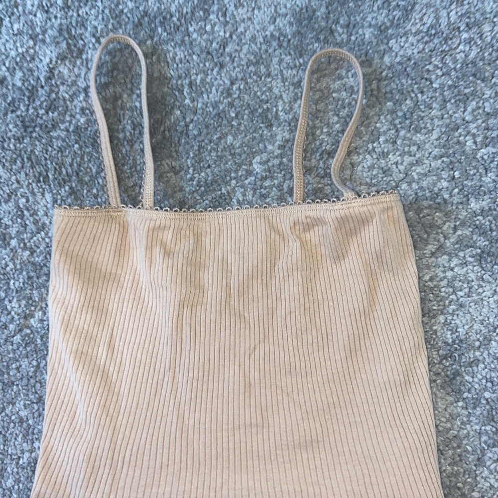 Cropped beige, ribbed tank.